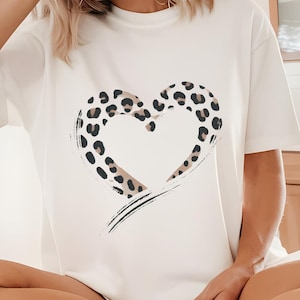 Leopard Heart T-Shirt, Oversized Graphic Tee, Animal Print Shirt, Trendy Boho Aesthetic Tee, Cute Casual Shirt, Valentine’s Day Gift, Trendy