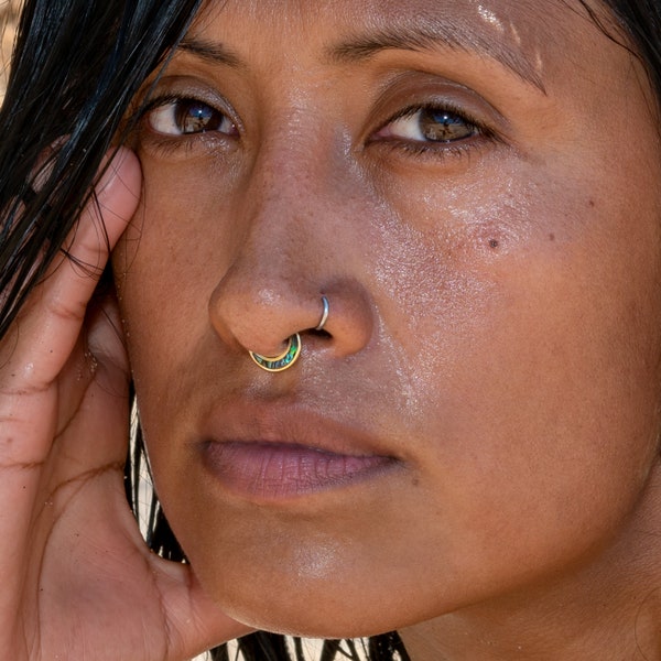 Pierścień do przegrody nosowej Aanya z abalonem / masą perłową / czarną muszlą, kolczyk w stylu boho tribal, daith, pierścień bez szwu helisy