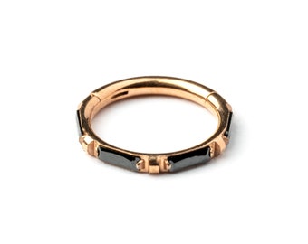 Pode incluir: Um anel dourado com detalhes em esmalte preto. O anel é um aro sem costuras com um acabamento liso.