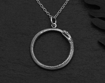 Colar com Pingente Ouroboros, colar com a serpente devorando a própria cauda, colar marcante com serpente, joia com cobra ouroboros, Morte e Renascimento