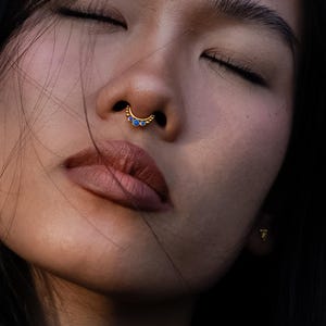 Siti septum clickerring met blauwe opaal, gouden chirurgischstalen scharnierende segment piercing ring 1,2 mm/16 g, 6 mm, 8 mm, 10 mm edelsteen septumring