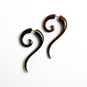 Haku spiraalvormige houten oorbellen, nep-oorbellen van palissander en zwarthout, natuurlijke tribal-oorbellen, nep-sieraden PRIJS PER STUK