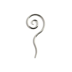 Könnte beinhalten: Silberner Ohrring mit Spirale und einem langen, dünnen, gebogenen Stiel.