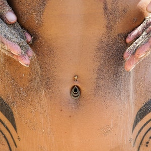 Kolczyk do pępka Drop Black Onyx, stal chirurgiczna 316L, unikalny złoty kolczyk do pępka, biżuteria do piercingu brzucha w stylu boho tribal, biżuteria do pępka