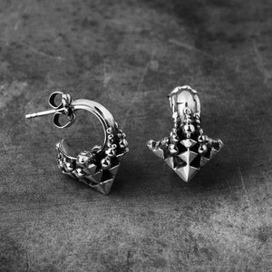 Karnataka Silber Geometrische Ohrringe, ethnische klobige kleine Creolen, Huggie Ohrringe offene Creolen, unisex Stammes Ohrringe für Männer und Frauen