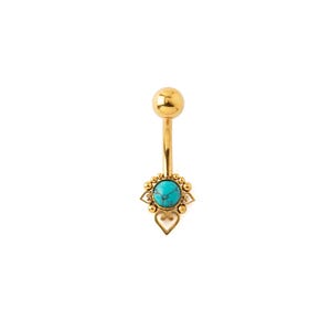 Pode incluir: Um piercing de umbigo dourado com uma pedra turquesa. O anel apresenta um design curvo com uma pequena bola no topo e uma parte inferior decorativa com uma pedra turquesa e detalhes em forma de coração.