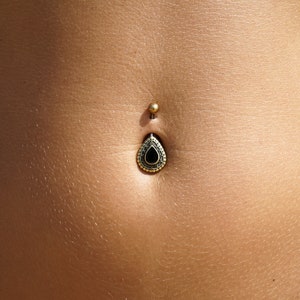 Adira Black Onyx Belly Ring łezka kamień szlachetny kolczyk do pępka, stal chirurgiczna stalowy kolczyk do pępka, biżuteria boho tribal do pępka, biżuteria do piercingu pępka
