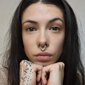 Anillo de tabique Prisha con clic, anillo de acero quirúrgico con segmento articulado de 1,2 mm/16 g, piercing con forma de lágrima, joyería tribal bohemia para el tabique.