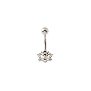 Pode incluir: Um piercing de umbigo prateado. A parte superior é uma pequena bola redonda, e a parte inferior apresenta um desenho de flor de lótus. A barra curva conecta as duas partes. A joia está sobre um fundo branco.