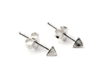 Sterling Silver Pyramid Stud Earrings, tiny triangle geometric post earrings, minimalistic small spike stud earrings, unisex earrings