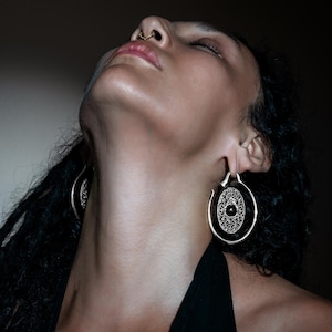 Perchas para orejas Aurora con ónix negro para orejas estiradas de 4 mm/6 g, aretes de calibre tribal bohemio, joyería de calibre, PRECIO POR PIEZA