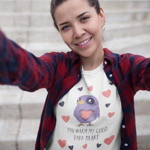 "Süßes Vogel T-Shirt - ""You Warm My Cold Dark Heart"" Unisex Baumwoll-Shirt, Geschenk für Vogelliebhaber, Valentinstag, süßes Kleid."