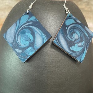Orecchini pendenti quadrati marmorizzati, unici, con ganci in argento ipoallergenici, motivo a vortice in blu intenso, ideali come regalo di anniversario in carta.