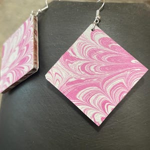 Orecchini pendenti quadrati marmorizzati, unici, con ganci in argento sterling ipoallergenici, rosa e bianchi, ideali come regalo di anniversario di carta