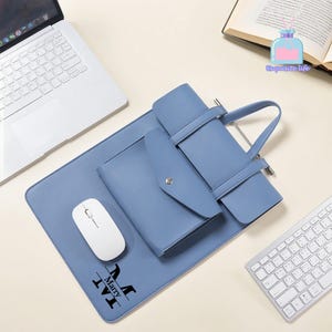 Pode incluir: Um conjunto de organizador de secretária azul claro com um rato e um teclado a condizer. O conjunto inclui um tapete de rato com o nome "Marry" impresso, uma pequena bolsa e um porta-canetas. Para escritório ou casa.
