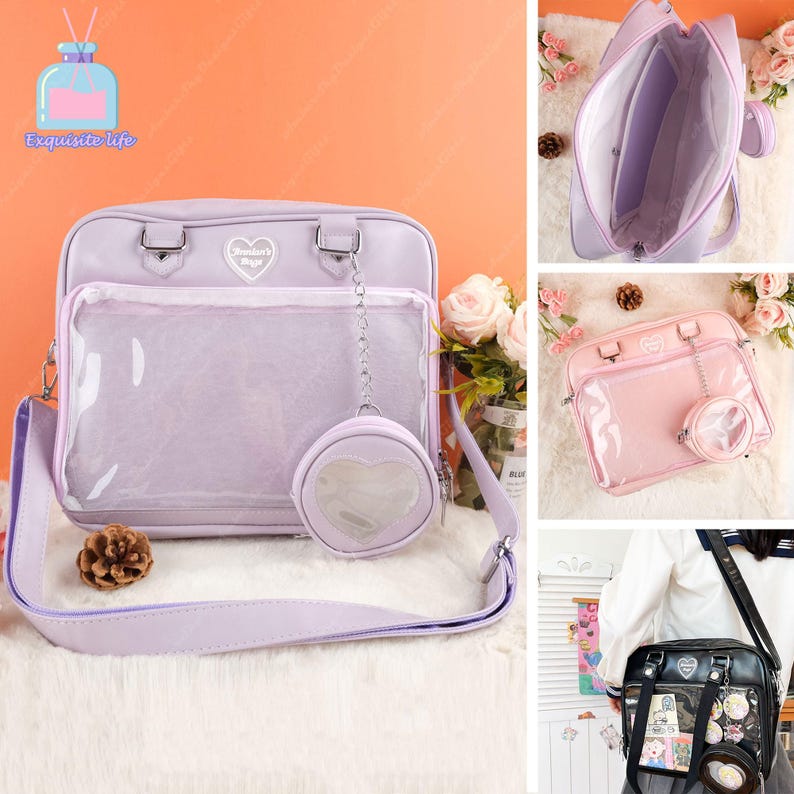 Puede incluir: Un bolso de bandolera de color lavanda con un bolsillo frontal transparente y un dije en forma de coraz&oacute;n. El bolso tiene una correa larga ajustable y una peque&ntilde;a cartera de monedas en forma de coraz&oacute;n unida a la correa.
