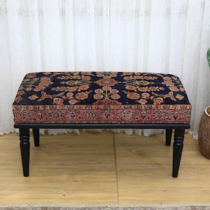 Taburete rectangular con tapizado de patchwork con veta de madera y patas de madera torneada clara para una decoración rústica moderna y natural, asiento suave.