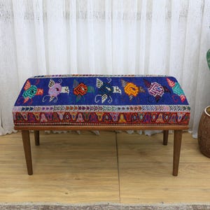 Bunter Patchwork-Überzogener Ottomane im Kubismus-Stil mit hellen Holzbeinen, künstlerischer gepolsterter Sitz für mutige moderne oder vielseitige Innenräume, Bank