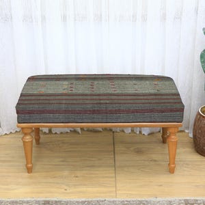 Panca con gambe in legno rivestite con stampa astratta zebrata in bianco e nero, seduta moderna e audace, interni eleganti, panca astratta