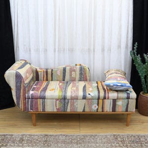 Boho Kilim Chaise Lounge, Handmade Upholstered Sofa, Vintage Style Daybed, Decorative Storage Bench, Colorful Hallway Seat, Reclining Sofa