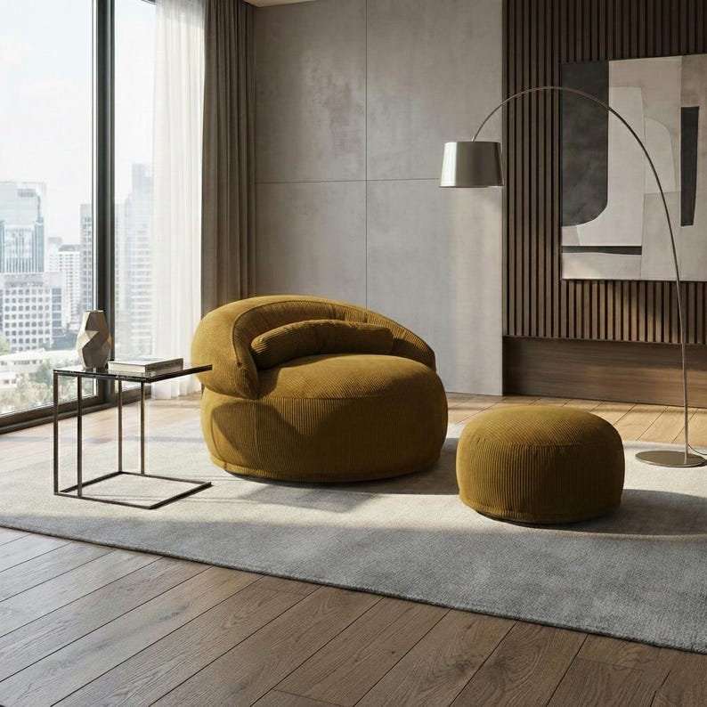 Pode incluir: Uma sala de estar moderna com uma poltrona de veludo cotel&ecirc; mostarda e um pufe a condizer. Uma mesa lateral preta e uma lumin&aacute;ria de arco prateada completam o design contempor&acirc;neo. O quarto tem uma grande janela com vista para a cidade.