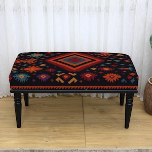 Rechteckige Bank mit Holzrahmen und runden, konisch zulaufenden Beinen mit farbenfroher Patchwork-Polsterung mit floralen aztekischen und geometrischen Mustern