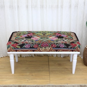 Taburete rectangular con tapizado de paisaje impresionista en verde y beige y patas de madera torneadas para una acogedora decoración artística del hogar, banco