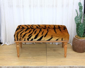 Reposapiés rectangular o banco pequeño con tapizado de piel de tigre en vibrante naranja y negro, mueble de madera con acento para decoración de interiores.