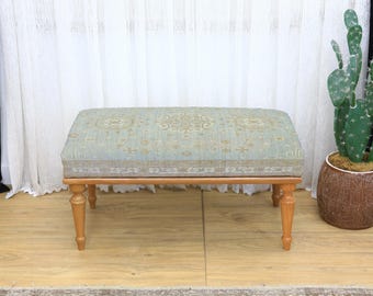 黒と白のセルジュークモチーフプリントの布張りと旋盤加工された木製の