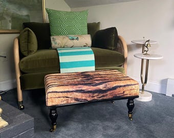 Otomana rectangular con estampado animal de rayas de tigre, asiento tapizado en color tostado y negro, mueble tapizado decorativo para sala de estar o dormitorio.
