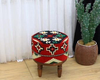 Röd kelim ottomansk puff, bohemisk rund fotpall, tribal klädd pall, etnisk sits, sydvästra mattmöbler, geometrisk heminredningspuff