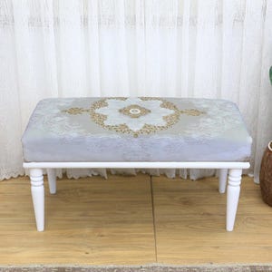 Rustic Entry Bench with Farmhouse Decor Style, Printed Upholstered Seat, Wooden Hallway Furniture, Cozy Accent for Mudroom or Foyer, Seating