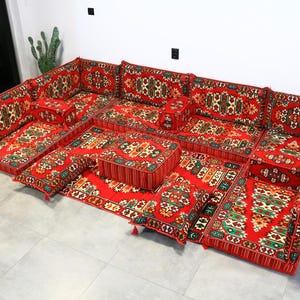 Ensemble complet ethnique rouge arabe en forme de L avec tapis, canapé de sol traditionnel pour bohème, ensemble de canapé de salon de thé, oreiller à motif kilim, pouf ottoman