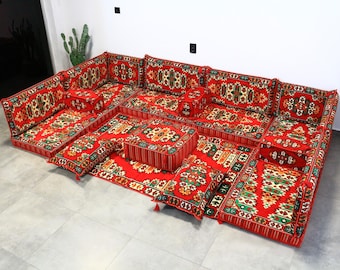 Conjunto completo étnico árabe rojo en forma de L con alfombra, sofá de suelo tradicional bohemio, sofá de salón de té, almohada con estampado kilim y puf otomano.