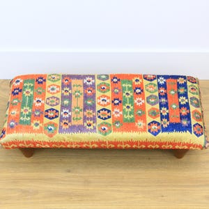 Banco con alfombra kilim, banco tapizado otomano, muebles hechos a mano, banco con reposapiés, banco azteca, decoración de granja, banco de entrada banco con alfombra kilim