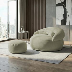Pu&ograve; includere: Un moderno set da soggiorno con una grande poltrona arrotondata e un pouf abbinato, entrambi in tessuto di velluto a coste verde chiaro. L'arredamento &egrave; posizionato su un tappeto dai toni neutri, con una vista sulla citt&agrave; visibile attraverso una grande finestra.