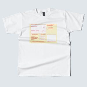 Può includere: T-shirt bianca con un disegno stampato. Il disegno è un modulo giallo e rosso con testo in tedesco. La maglietta ha un girocollo e maniche corte. Il testo sul modulo è parzialmente visibile.