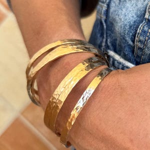 Bred hamrad 14k guldfylld armring 7 tum texturerad stapelbar armband med hoppringar hål oavslutade permanenta smycken