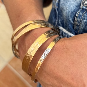 厚手のハンマーバングル 14Kゴールドフィルドまたはスターリングシルバー 永久ジュエリーコンポーネント テクスチャードスタッカブルブレスレット 幅広ハンマーバングル レディース
