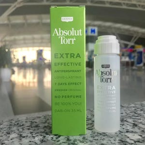 Op de afbeelding: Een groen-witte doos met de tekst "Absolut Torr Extra Effectief Antitranspirant Langdurig 7 Dagen Effect Zweeds Origineel Geen Parfum Wees 100% Jij! Dab-on 35 ml" en een doorzichtige fles met de tekst "Absolut Torr Extra Effectief Antitranspirant Langdurig 7 Dagen Effect Geen Parfum 35 ml".