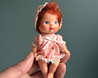 Vintage Baby Strawberry Shortcake Doll Cute Bonnet Dress 5in 5” T3 {pre-owned}