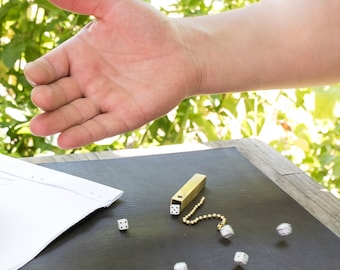 Juego de dados de viaje: Juego de bolsillo Farkle con llavero de latón y madera de nogal, y estuche para collar.