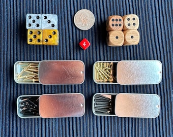 Pièces de jeu de backgammon de voyage : chevilles, dés, cube double