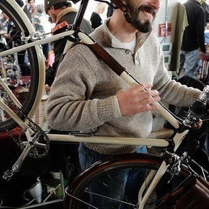 Protecteur de tube supérieur et porte-vélos en cuir La sangle de portage Accessoires vélo en cuir image 2