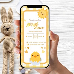 Invito di Baby Shower Personalizzabile - Tema Sole e Pulcino su Sfondo Giallo.