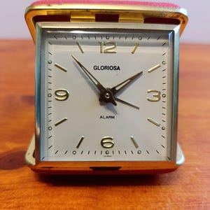 Reloj despertador de viaje vintage GLORIOSA, estuche plegable de piel sintética roja, fabricado en Japón, reloj mecánico de estilo moderno de mediados de siglo, regalo retro en funcionamiento.