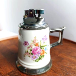 Encendedor de mesa de cerámica vintage, encendedor de gasolina, estado de funcionamiento, diseño de taza floral, decoración retro alemana coleccionable de los años 50