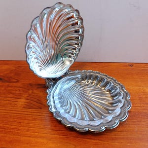 Manteigueira vintage prateada em formato de concha com interior de vidro, elegante travessa para caviar em formato de concha de vieira, prateada sobre aço, decoração de mesa em estilo Regência Revival.