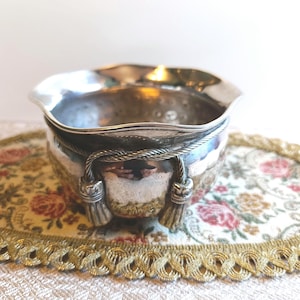 Charmig antik silverskål med österrikisk blomkrukadesign. Elegant blommig silverpläterad prydnadsskål - Vintage österrikisk charm. 1950-tal.