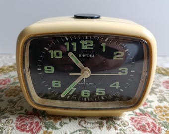 Charmante japanische Tischuhr mit Wecker - Vintage Eleganz für Sammler.Antike japanische Tischuhr mit funktionierender Wecker Funktion.